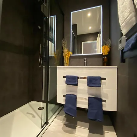L'escale Royale : Jacuzzi And Terrace On The Water * Frejus