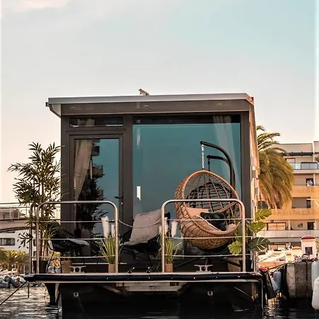 Botel L'escale Royale : Jacuzzi And Terrace On The Water