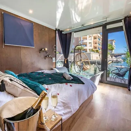 L'escale Royale : Jacuzzi And Terrace On The Water