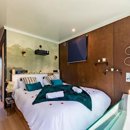 L'escale Royale : Jacuzzi And Terrace On The Water