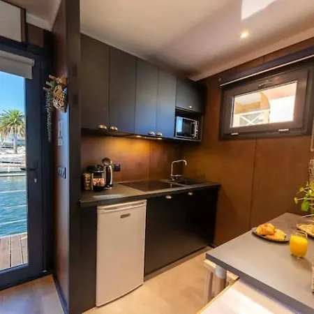 L'escale Royale : Jacuzzi And Terrace On The Water * Fréjus
