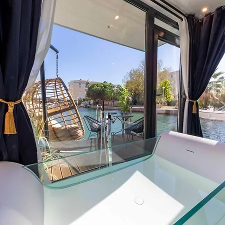 Botel L'escale Royale : Jacuzzi And Terrace On The Water Frejus