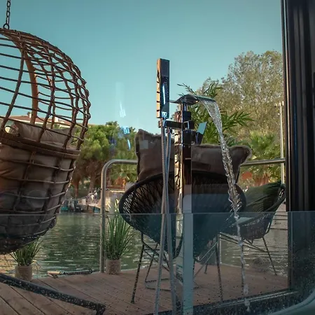 L'escale Royale : Jacuzzi And Terrace On The Water