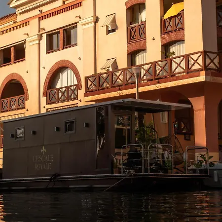L'escale Royale : Jacuzzi And Terrace On The Water Botel Frejus