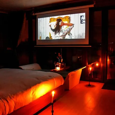 L'escale Royale : Jacuzzi And Terrace On The Water Botel