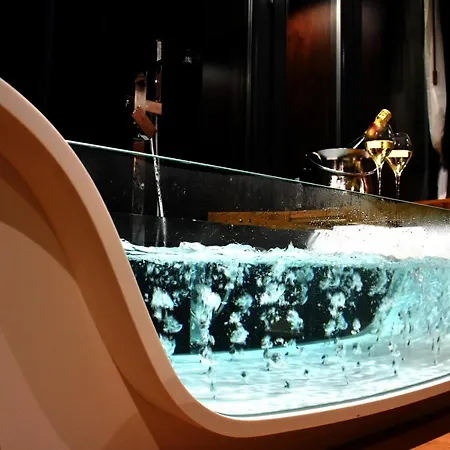 L'escale Royale : Jacuzzi And Terrace On The Water Botel
