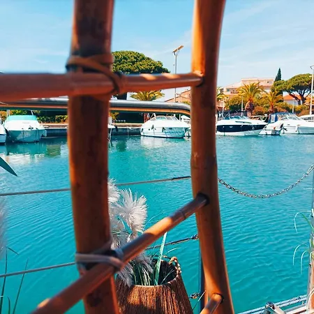 Botel L'escale Royale : Jacuzzi And Terrace On The Water Frejus