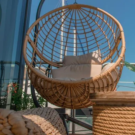L'escale Royale : Jacuzzi And Terrace On The Water Botel *