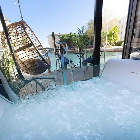 Botel L'escale Royale : Jacuzzi And Terrace On The Water *