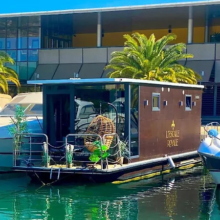 Botel L'escale Royale : Jacuzzi And Terrace On The Water *